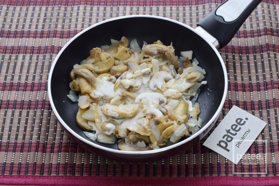 Теплый салат с морковью, грибами и зеленым горошком - Шаг 6