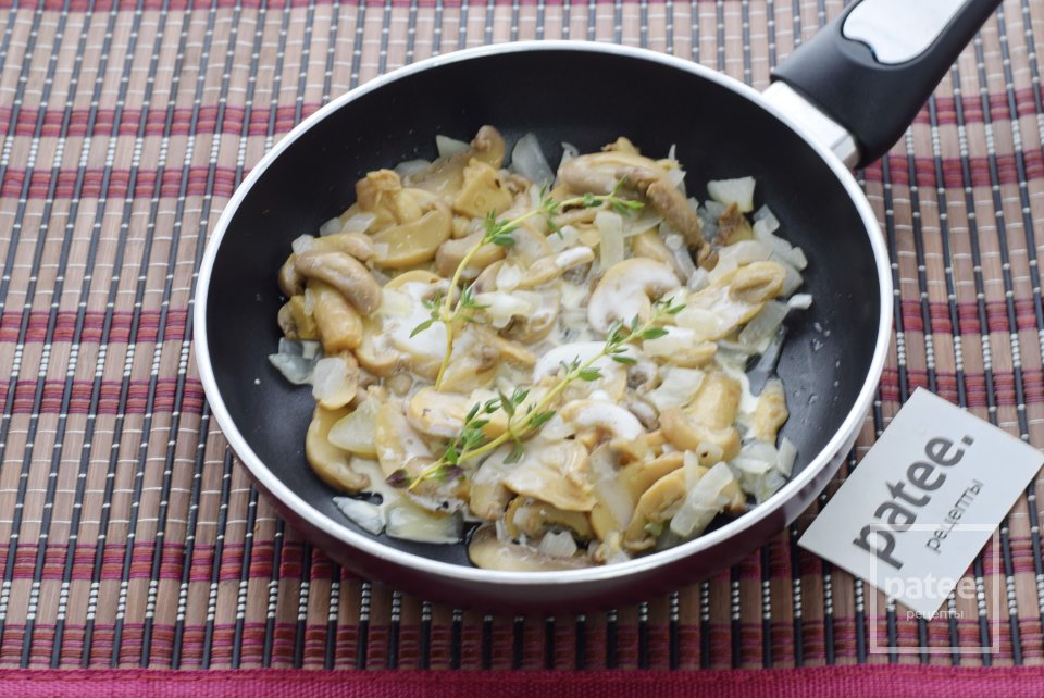 Теплый салат с морковью, грибами и зеленым горошком - Шаг 7