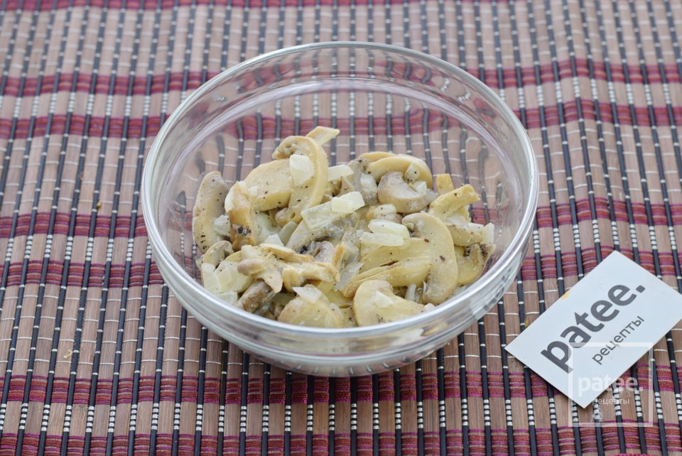 Теплый салат с морковью, грибами и зеленым горошком - Шаг 8