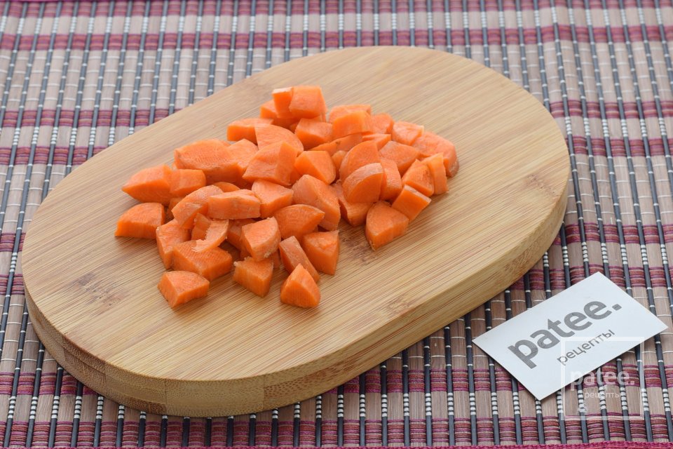 Теплый салат с морковью, грибами и зеленым горошком - Шаг 9