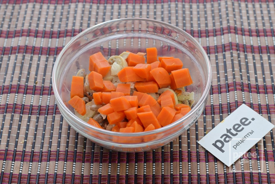 Теплый салат с морковью, грибами и зеленым горошком - Шаг 10