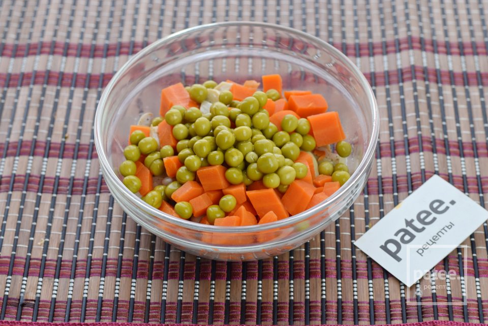 Теплый салат с морковью, грибами и зеленым горошком - Шаг 11