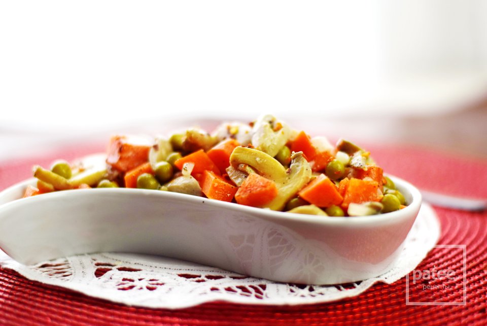 Теплый салат с морковью, грибами и зеленым горошком - Шаг 12