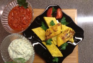 Воскресная итальянская полента с соусом из тофу и томатов.