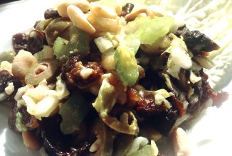 Постный салат с черносливом