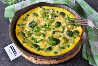 Омлет с брюссельской капустой и зеленым горошком