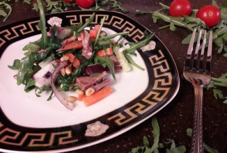 Салат с говядиной и рукколой