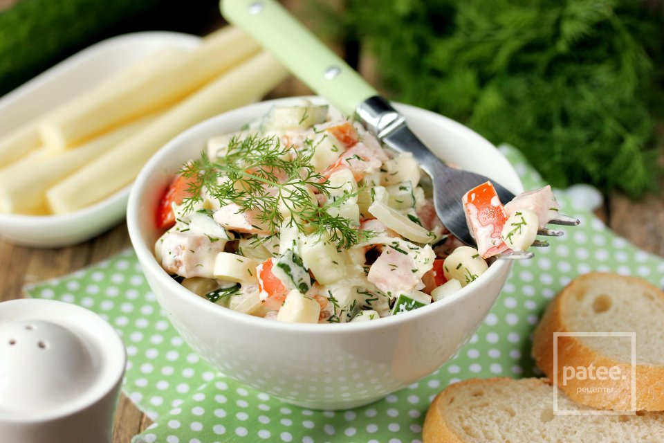 Салат с колбасой, сулугуни и овощами - Шаг 16