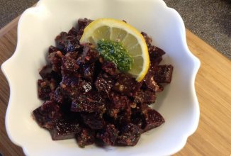 Освежающий салат из печёной свеклы с песто и грецким орехом.