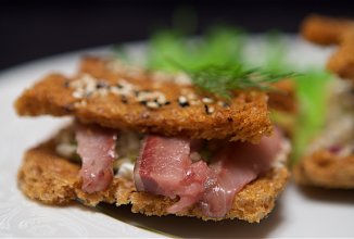 Копченая олюторская селёдка на кунжутных тостах