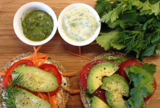 Завтрак "Здоровье" : хлебцы из отрубей и льна с овощами.