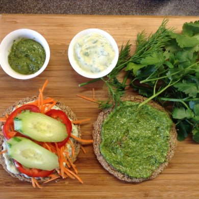 Завтрак "Здоровье" : хлебцы из отрубей и льна с овощами. - Шаг 6