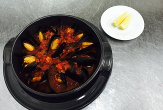 Мидии в томатном соусе.