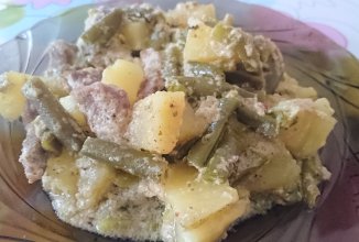 Тушенная в мультиварке говядина с овощами в сливочном соусе