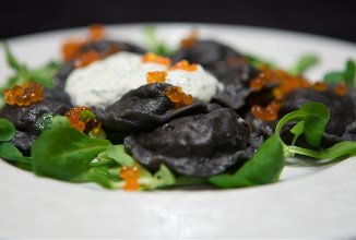 Черные пельмени с крабами