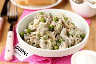 Салат с печенью, зелёным горошком и солёными огурцами