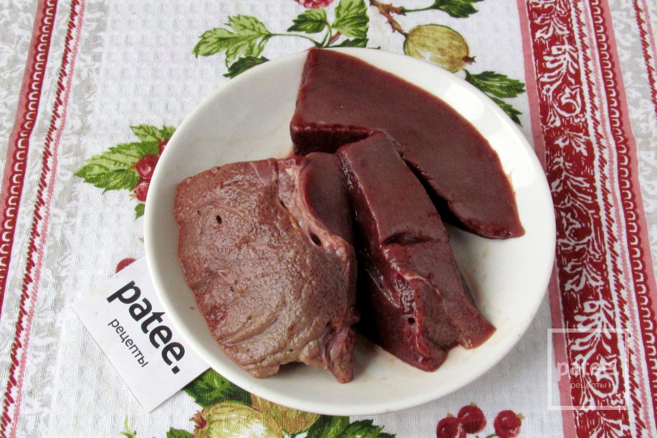 Салат с печенью, зелёным горошком и солёными огурцами - Шаг 2