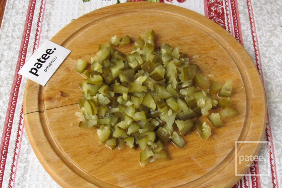 Салат с печенью, зелёным горошком и солёными огурцами - Шаг 12