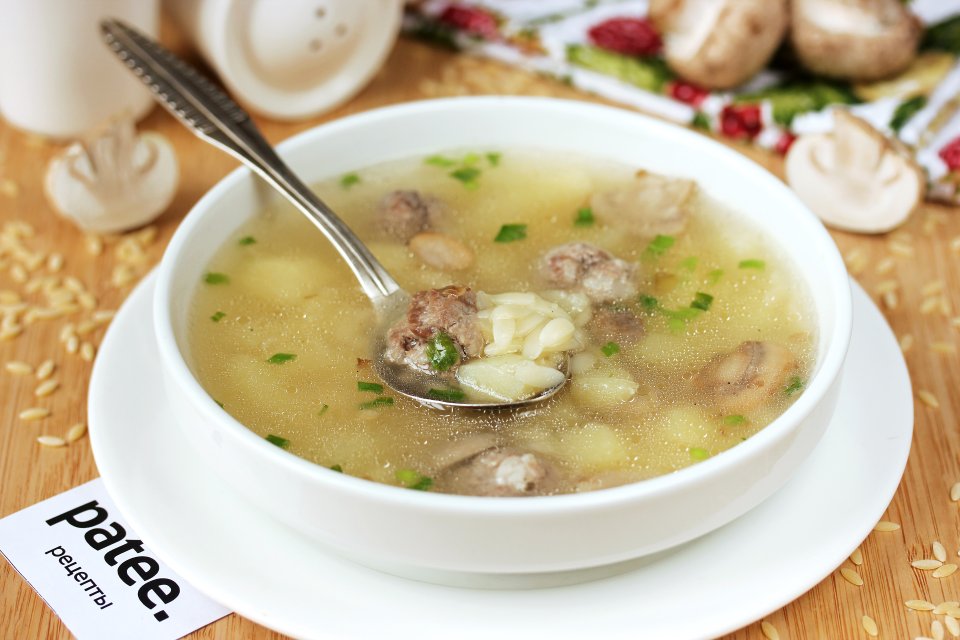 суп с фрикадельками и шампиньонами рецепт. суп с фрикадельками шампиньонами и плавленным сыром. суп с фрикадельками и шампиньонами. суп с фрикадельками и грибами шампиньонами. грибной супчик с фрикадельками.