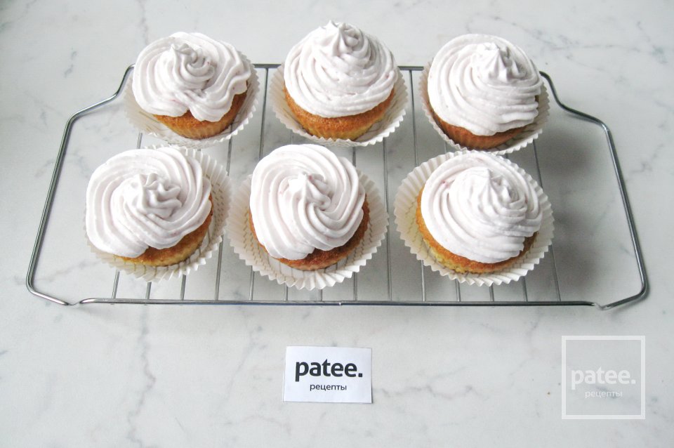 Капкейки со взбитыми сливками и малиновым джемом - Шаг 15