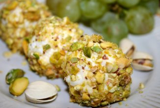 Сырные шарики с виноградом