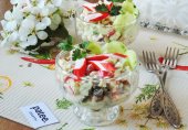Салат с крабовыми палочками и грибами