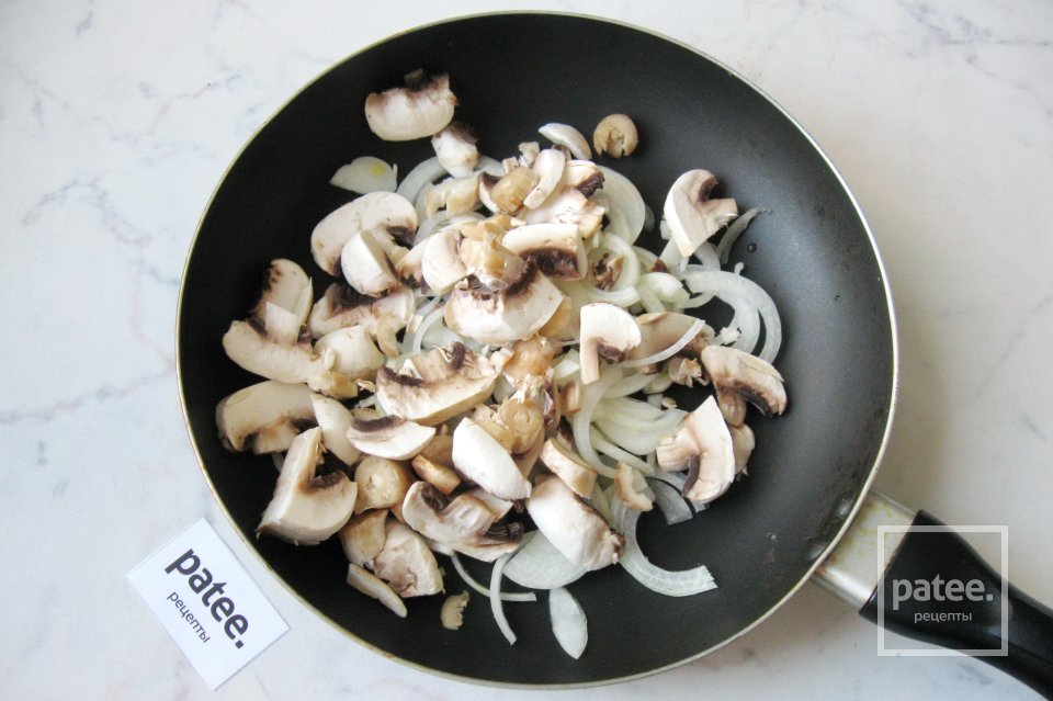 Салат с крабовыми палочками и грибами - Шаг 3