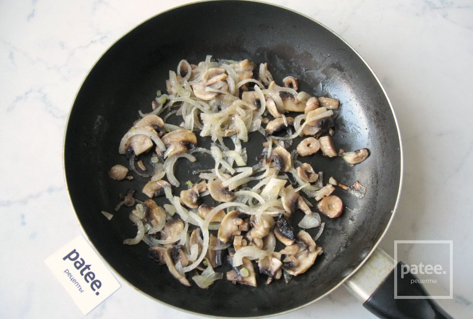 Салат с крабовыми палочками и грибами - Шаг 4