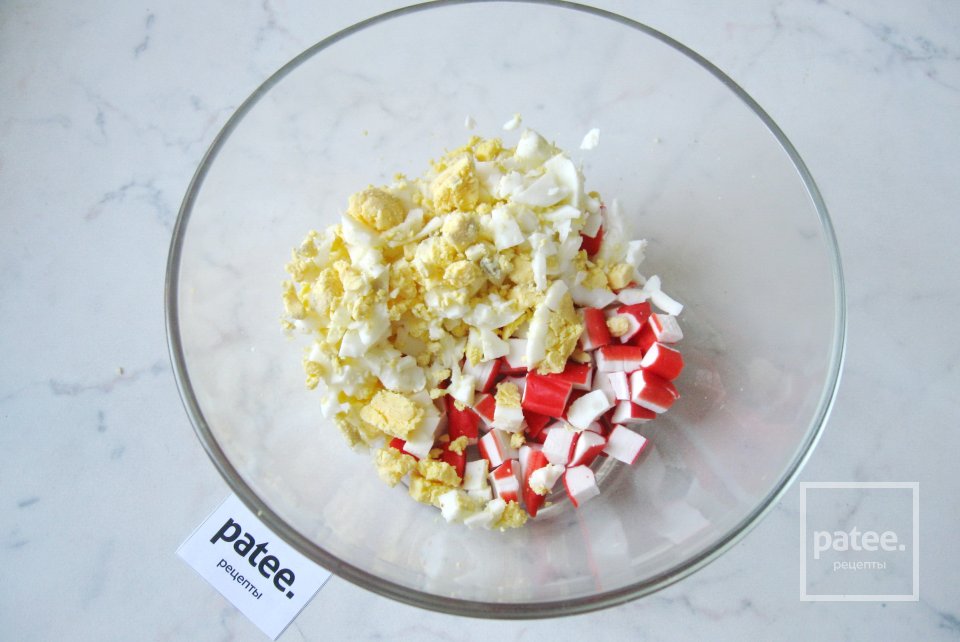 Салат с крабовыми палочками и грибами - Шаг 6