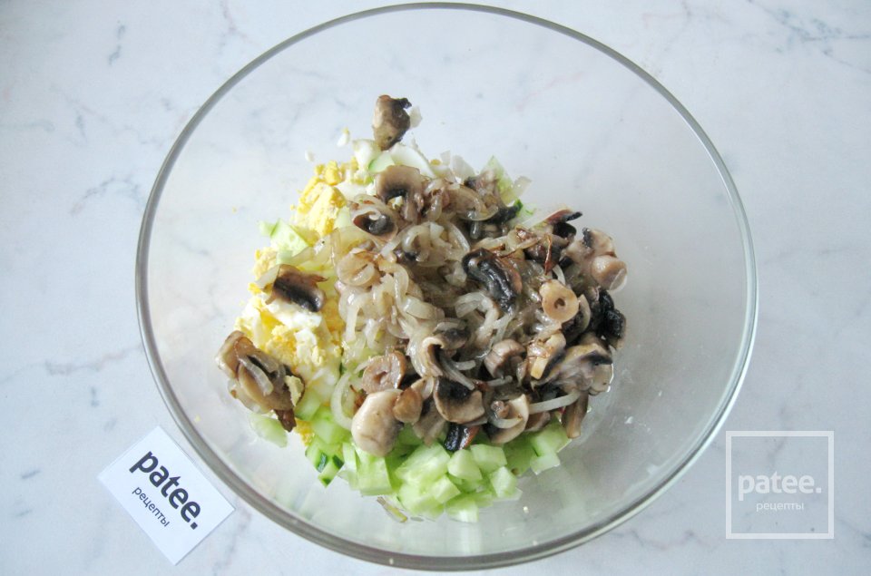 Салат с крабовыми палочками и грибами - Шаг 8