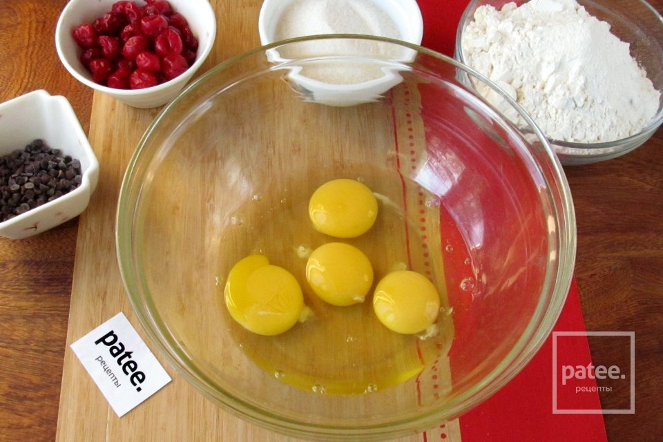 Кексы с вишней и шоколадом - Шаг 2