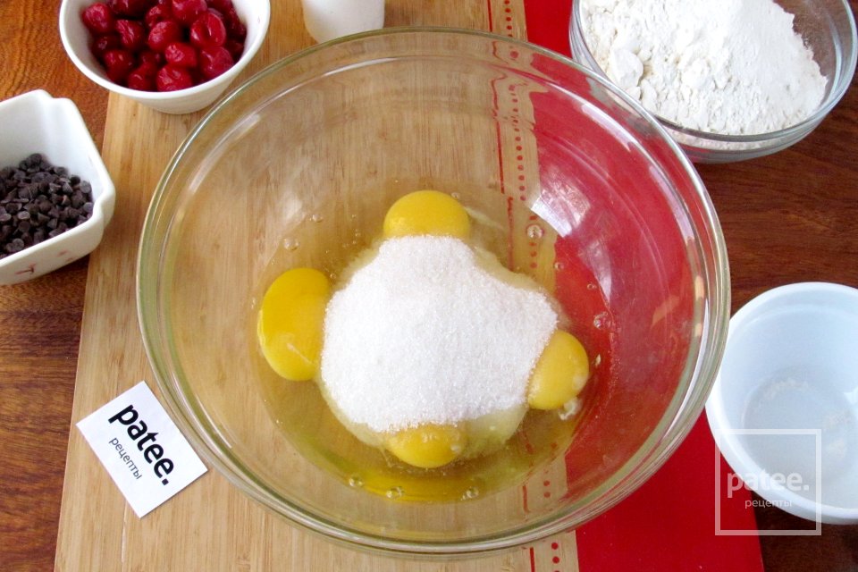 Кексы с вишней и шоколадом - Шаг 3