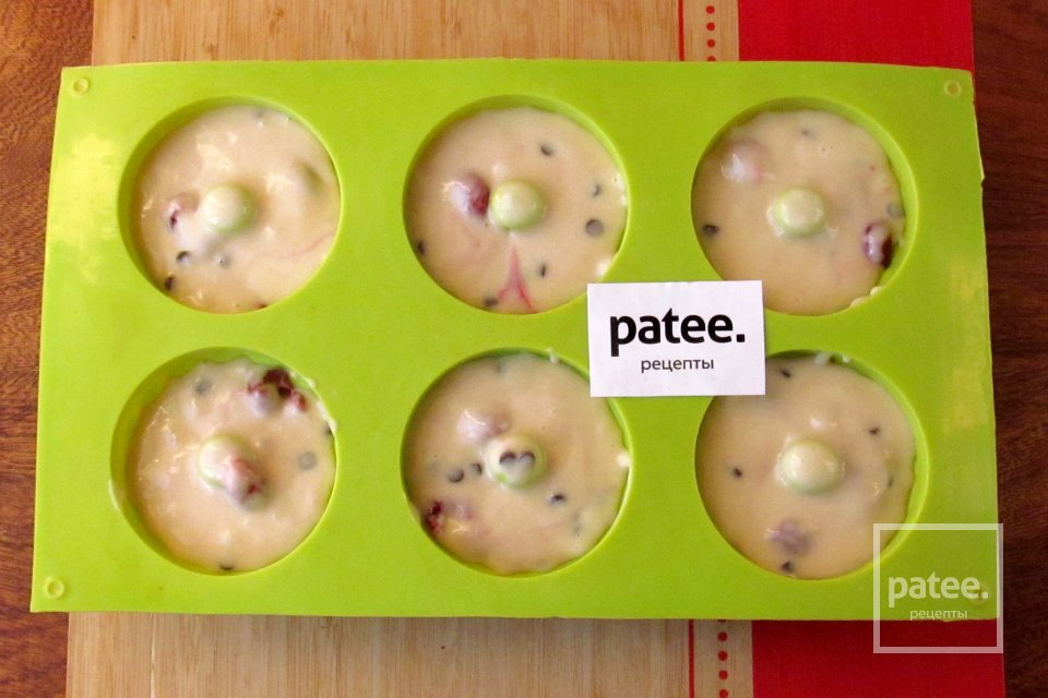 Кексы с вишней и шоколадом - Шаг 11