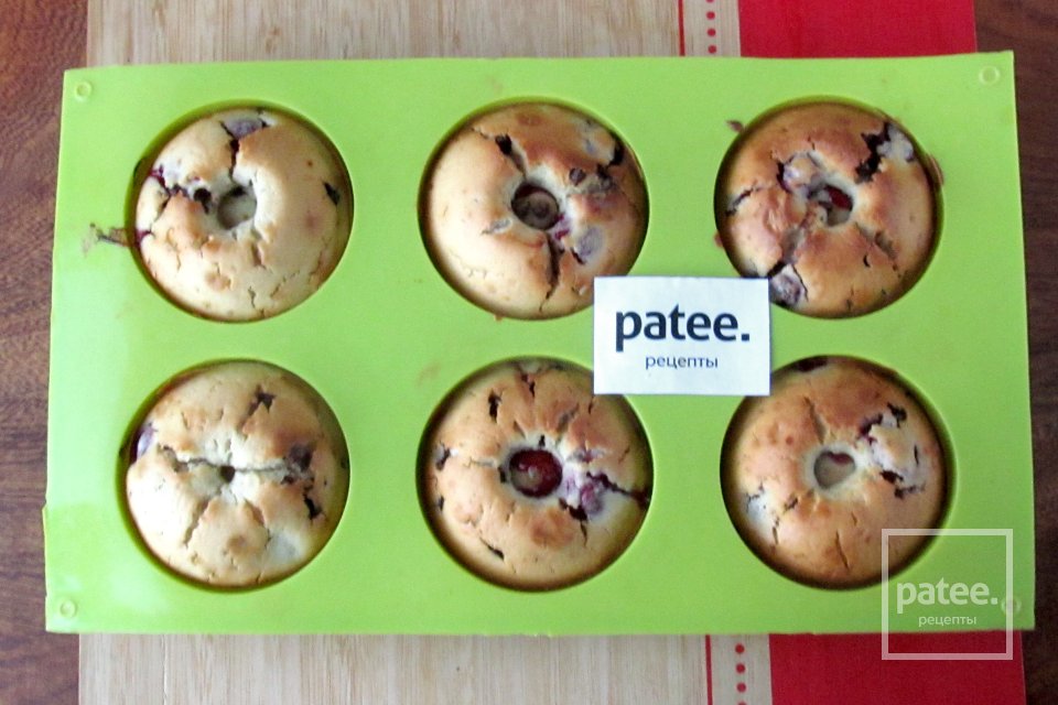 Кексы с вишней и шоколадом - Шаг 12