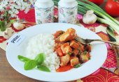 Гуляш из куриной грудки с грибами
