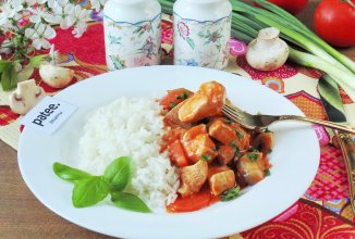 Гуляш из куриной грудки с грибами