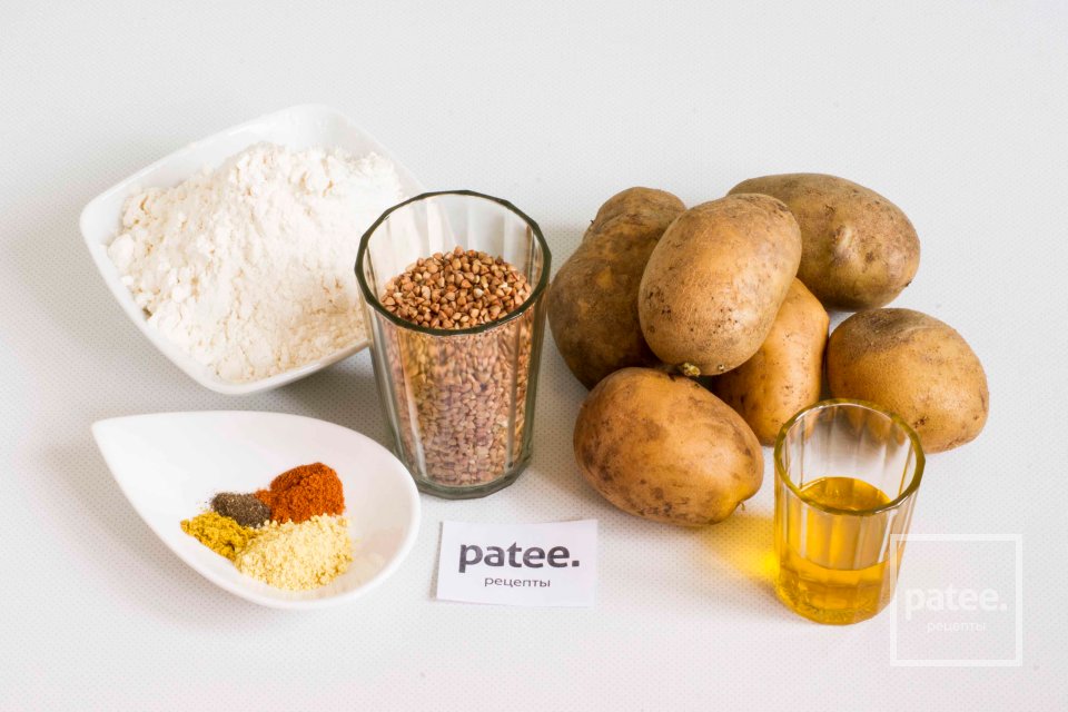 Вегетарианские котлеты из гречневой крупы и картофеля - Шаг 1