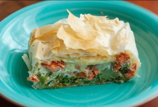 . Пирог из теста фило с неркой, сыром и брокколи.