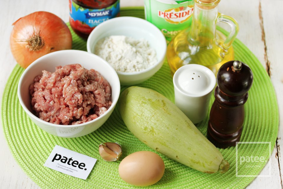 Нежные котлеты с кабачком в соусе - Шаг 1