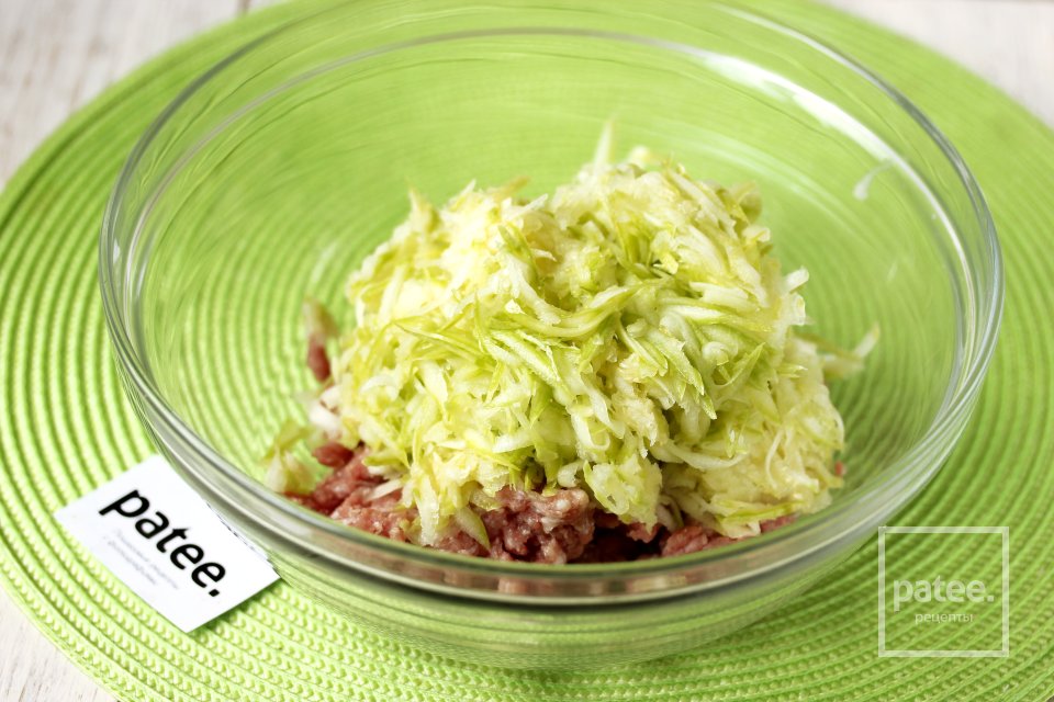 Нежные котлеты с кабачком в соусе - Шаг 3