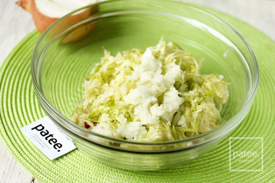 Нежные котлеты с кабачком в соусе - Шаг 4