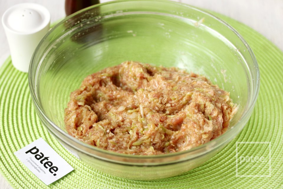 Нежные котлеты с кабачком в соусе - Шаг 7