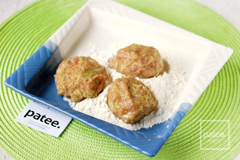 Нежные котлеты с кабачком в соусе - Шаг 8