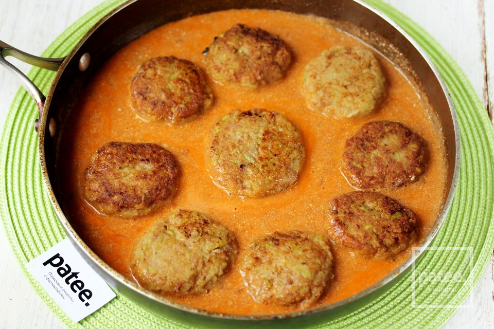 Нежные котлеты с кабачком в соусе - Шаг 15