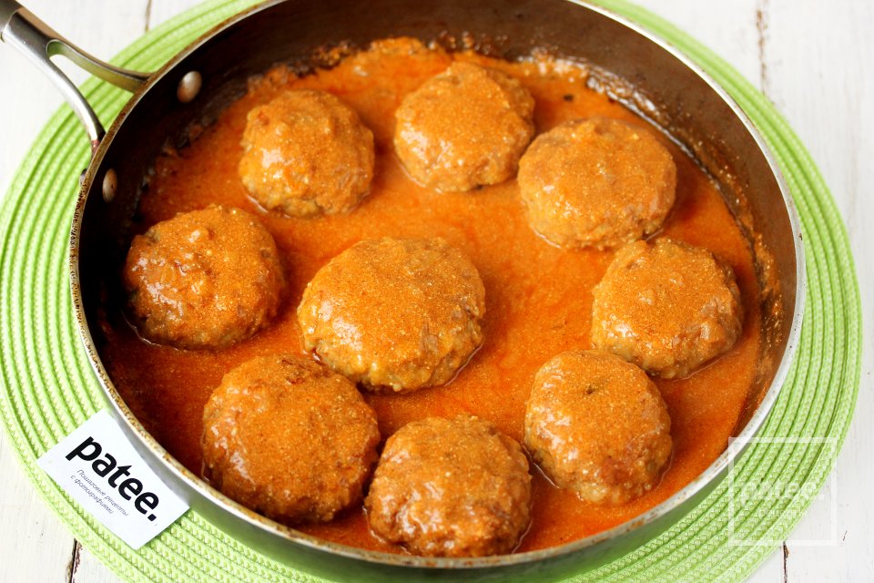 Нежные котлеты с кабачком в соусе - Шаг 16