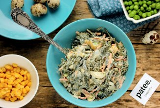 Салат из морской капусты с яйцом и копчёным кальмаром