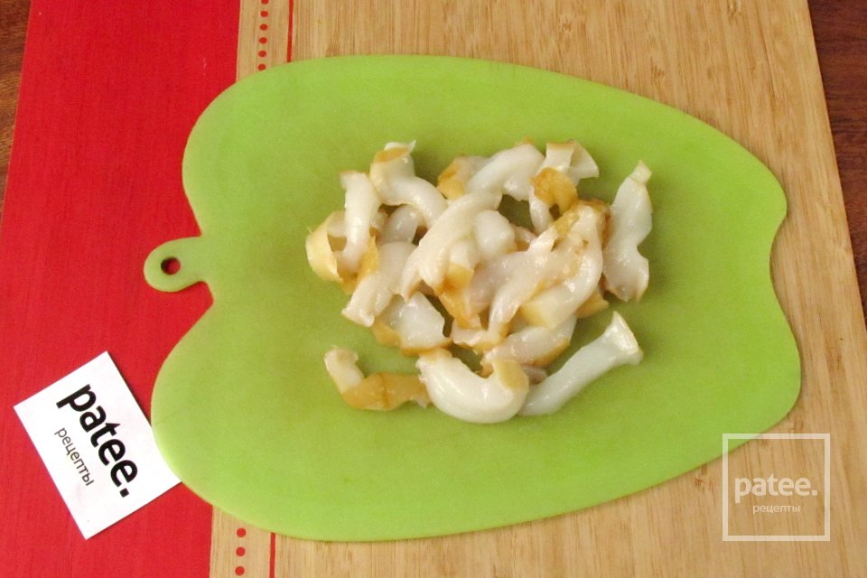 Салат из морской капусты с яйцом и копчёным кальмаром - Шаг 4