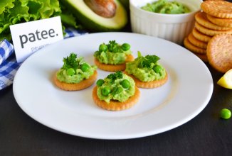 Паштет из авокадо и зеленого горошка на крекерах