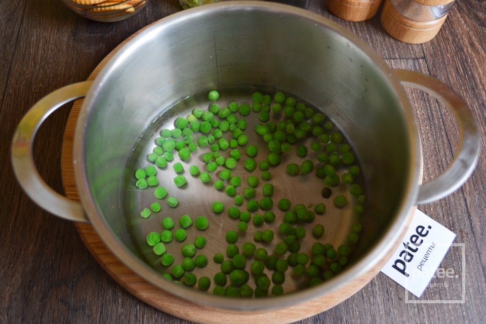 Паштет из авокадо и зеленого горошка на крекерах - Шаг 2