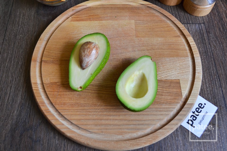 Паштет из авокадо и зеленого горошка на крекерах - Шаг 3